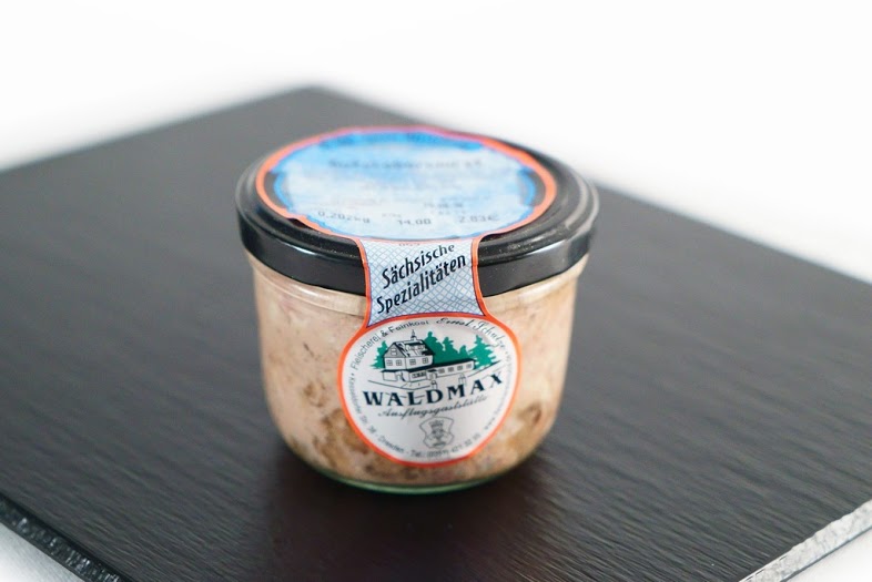 Gegartes Zwiebelmett im Glas